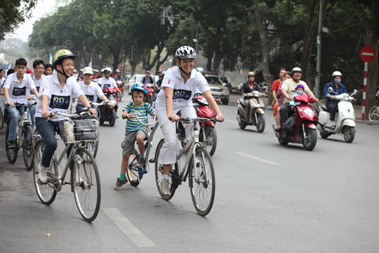 Đạp xe và nhảy flashmob ủng hộ Giờ Trái đất ảnh 2